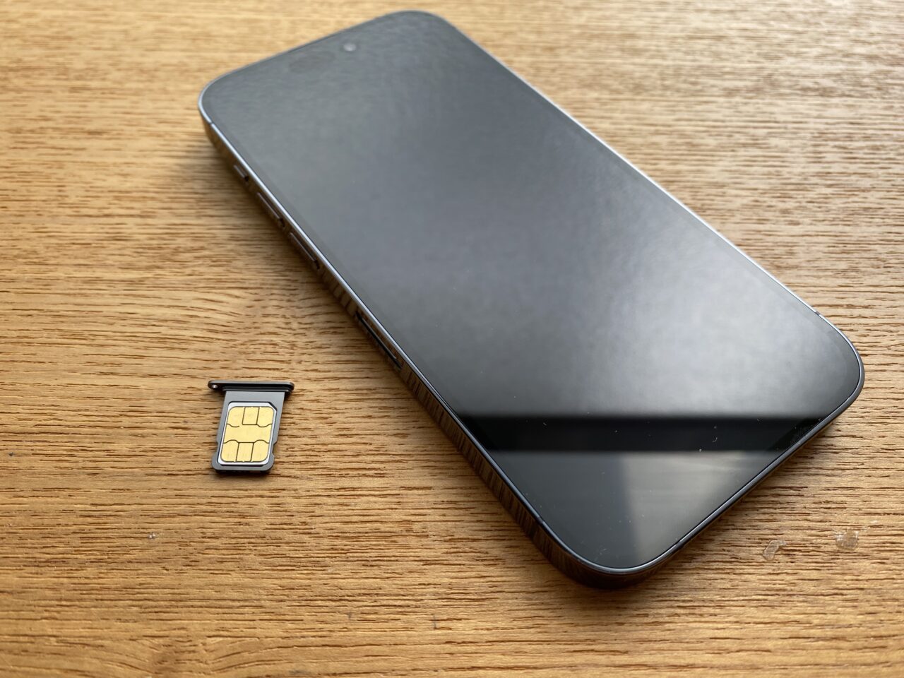  iPhone 13 モデルはデュアル eSIM をサポート [更新]