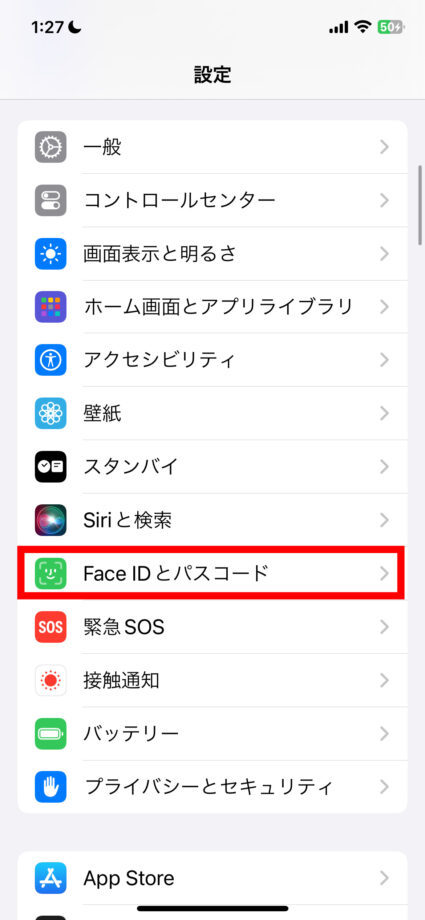 iPhone ロック中もウィジェット表示を有効にする場合は、設定アプリの「Face IDとパスコード」をタップ＞「ロック中にアクセスを許可」欄の「ロック画面のウィジェット」が有効状態(トグルが緑)になっているか確認してください。の画像